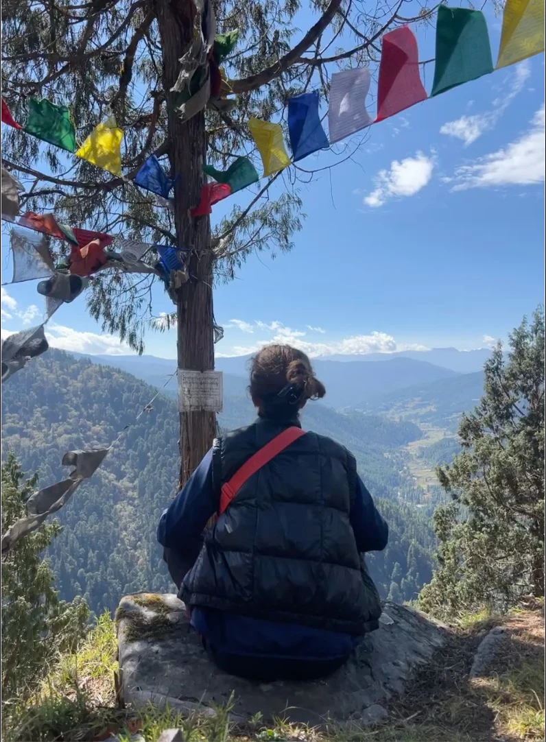 Catherine face aux montagnes, au Bhoutan